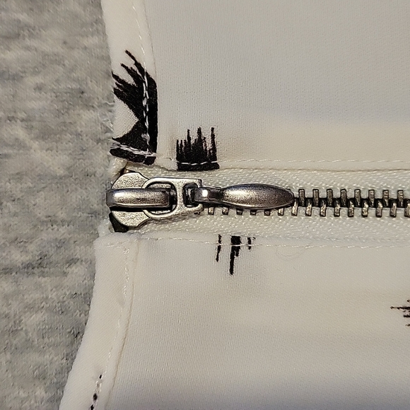 Smart Set Sleevless Blouse - Picture 3 of 5